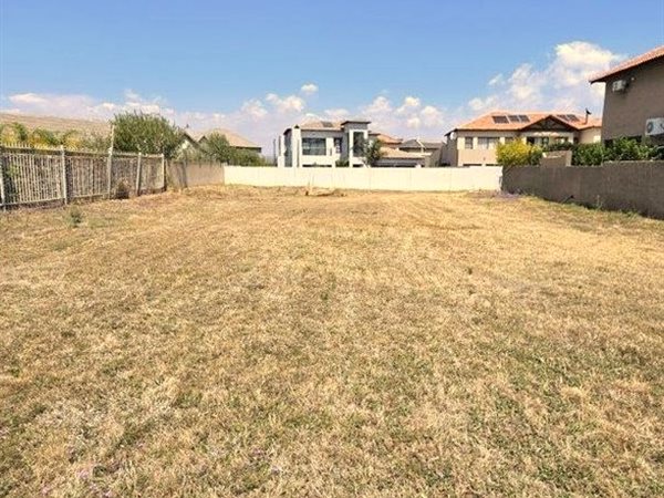 737 m² Land available in Melodie
