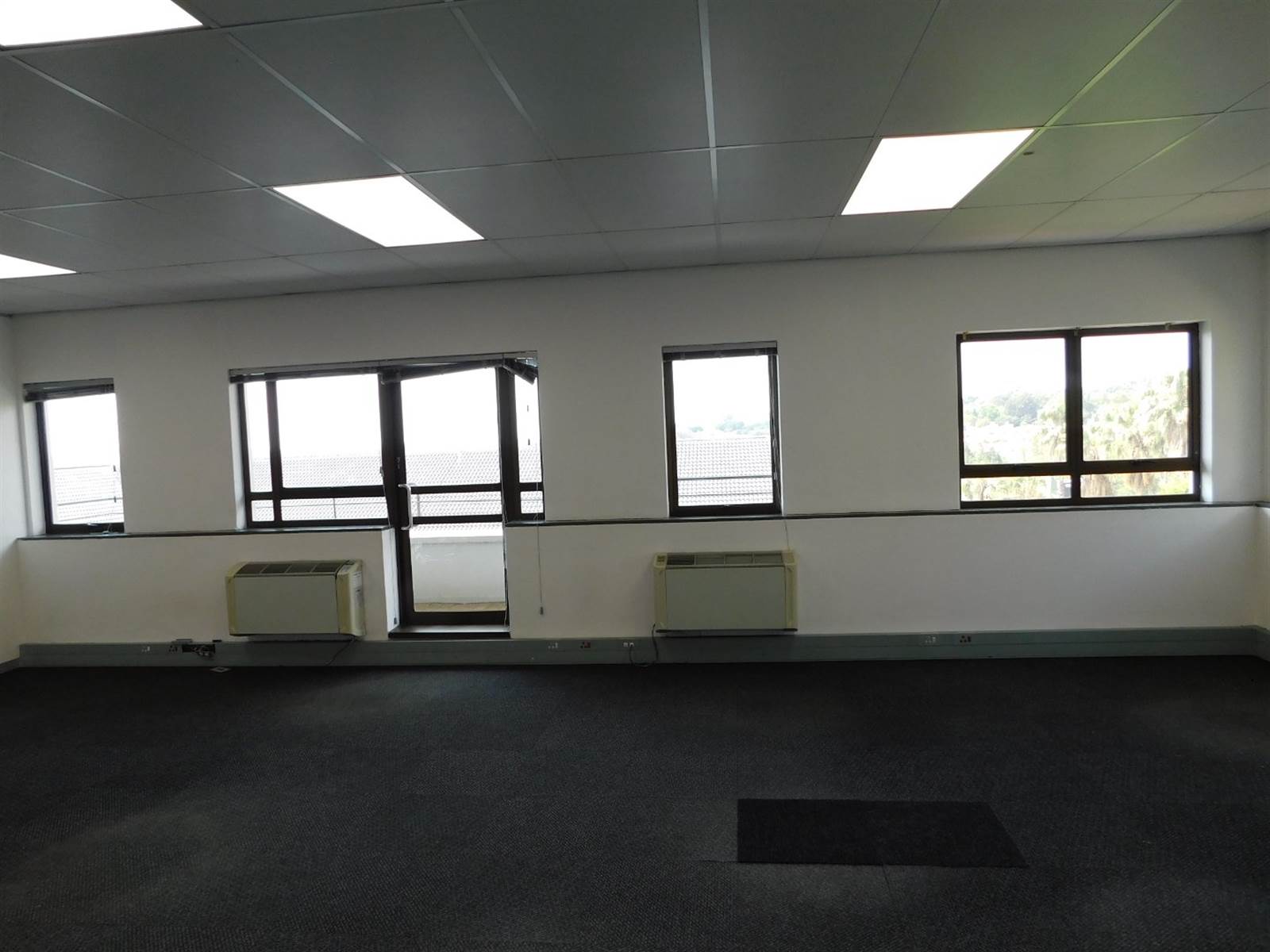 144  m² Office Space in Hyde Park photo number 11