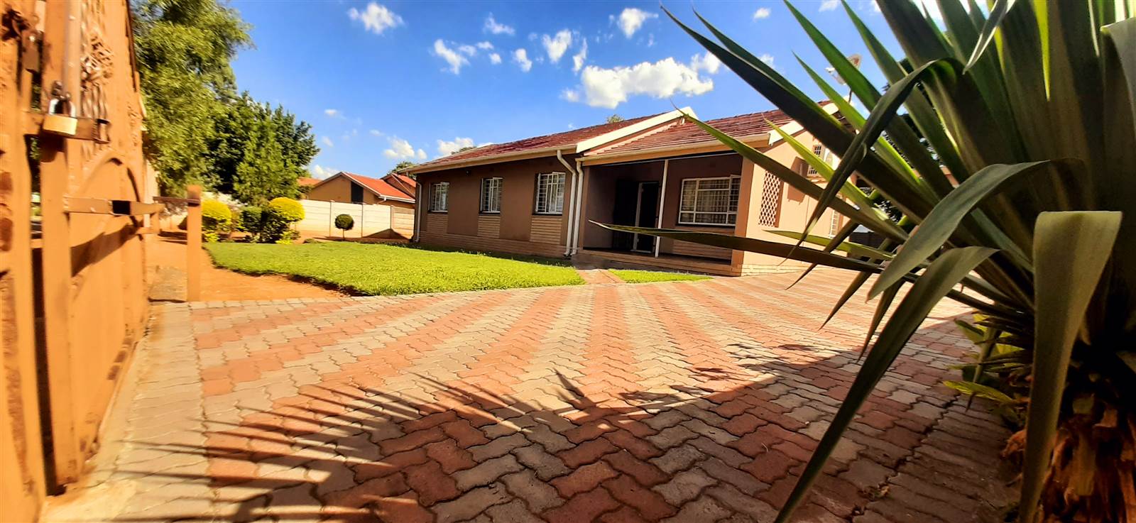 3 Bed House in Rustenburg North photo number 4