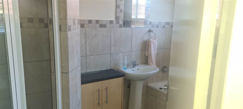 2 Bed Townhouse in Bloemfontein photo number 6