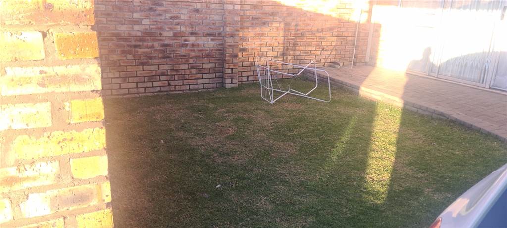 2 Bed Townhouse in Bloemfontein photo number 7