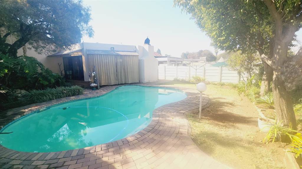 3 Bed House in Brackendowns photo number 10