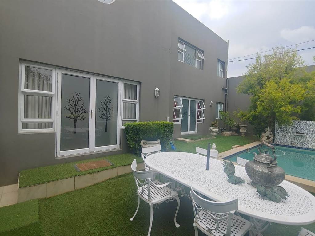 1 Bed Apartment in Parkhurst photo number 1