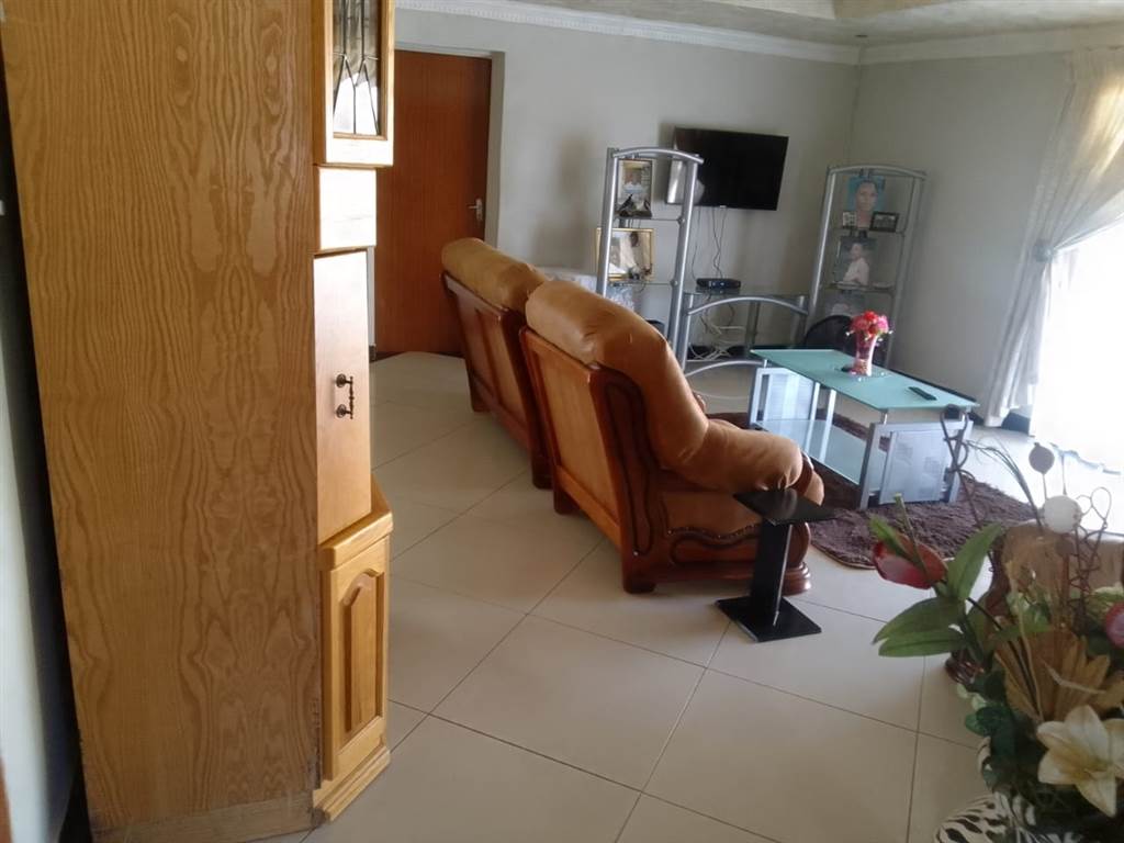 4 Bed House in Mafikeng photo number 18