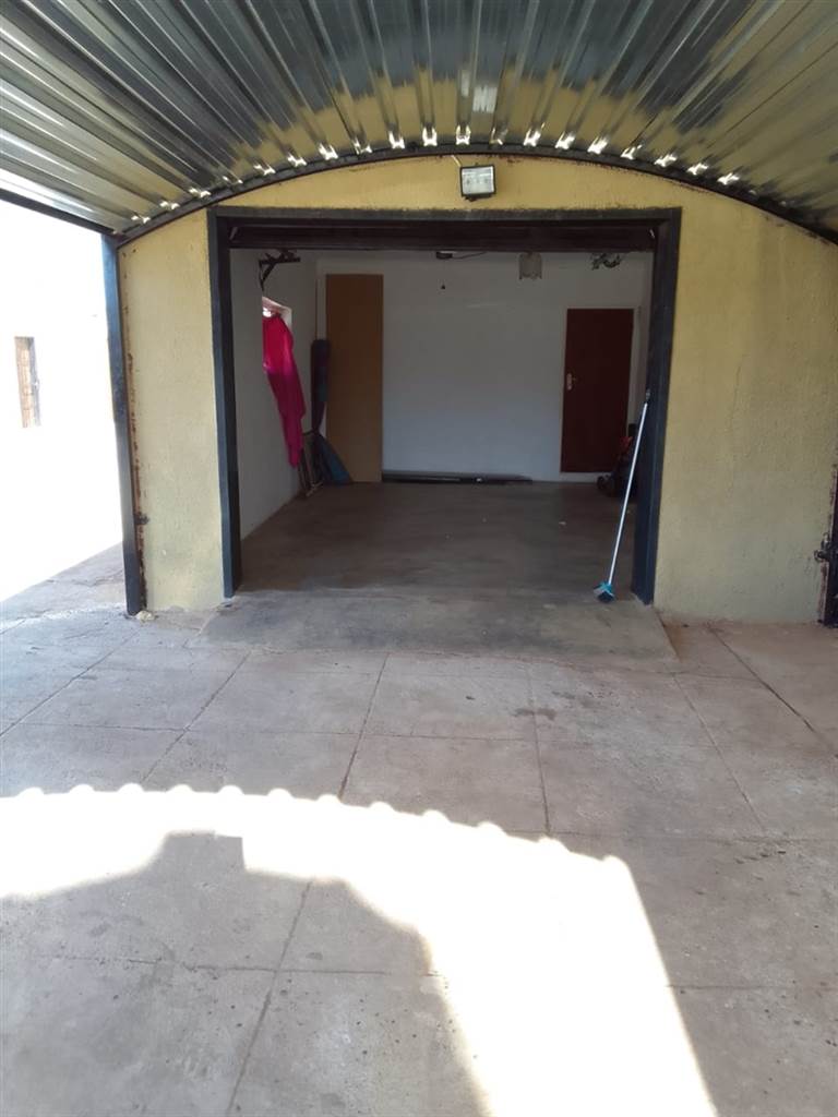 4 Bed House in Mafikeng photo number 11