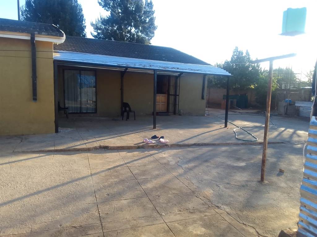 4 Bed House in Mafikeng photo number 3