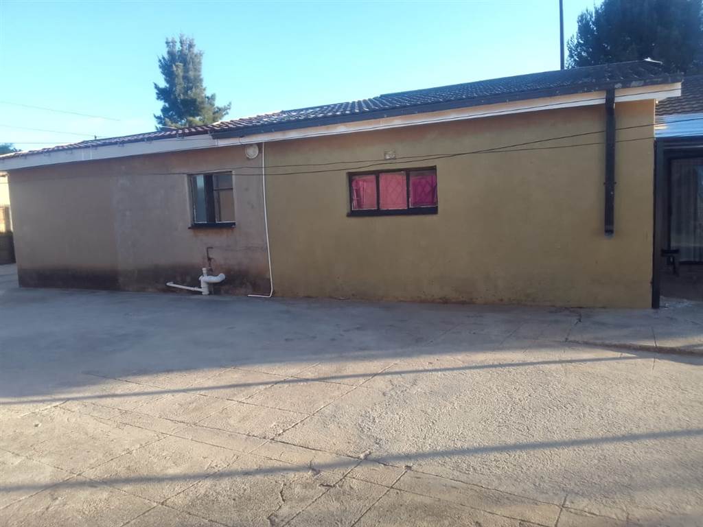 4 Bed House in Mafikeng photo number 5