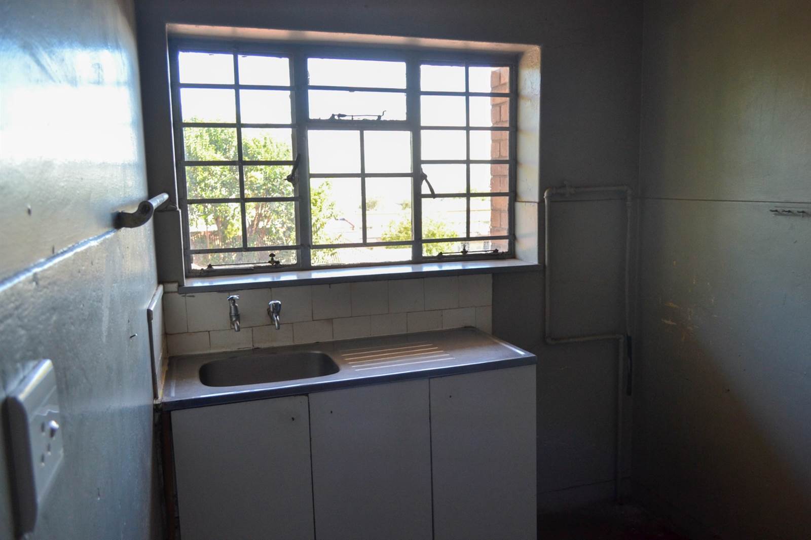Bachelor apartment in Jeppestown photo number 6
