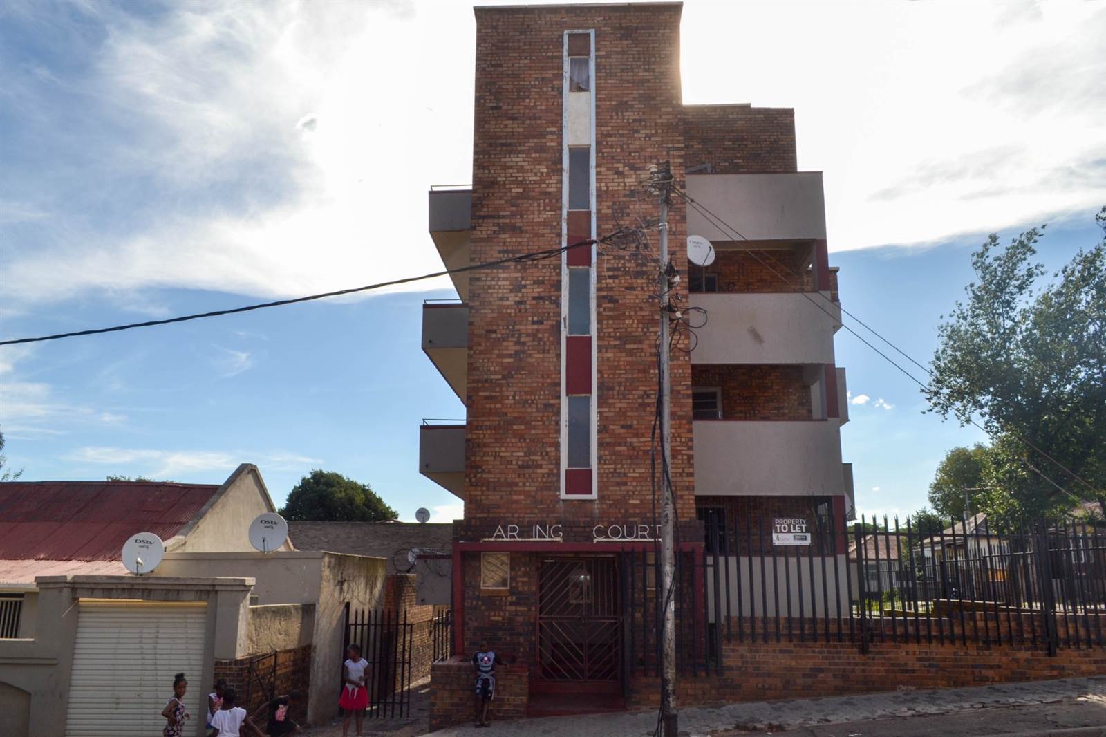 Bachelor apartment in Jeppestown photo number 1