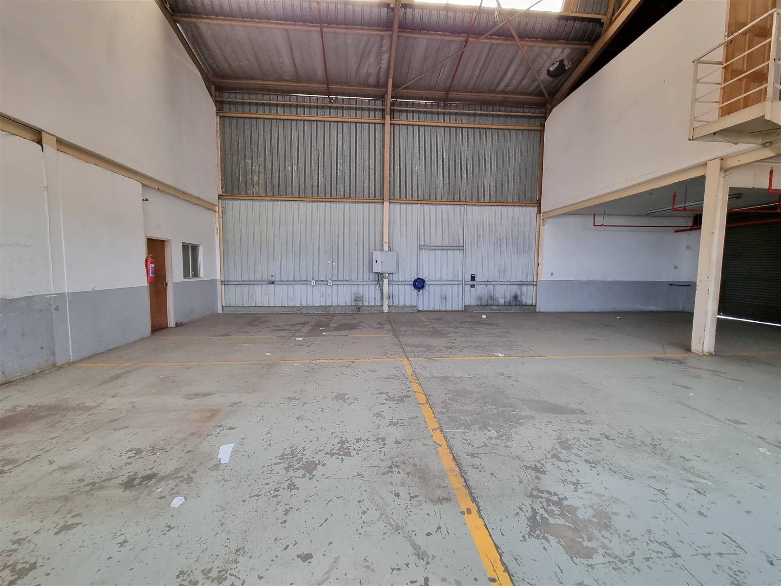 445  m² Industrial space in Selby photo number 2
