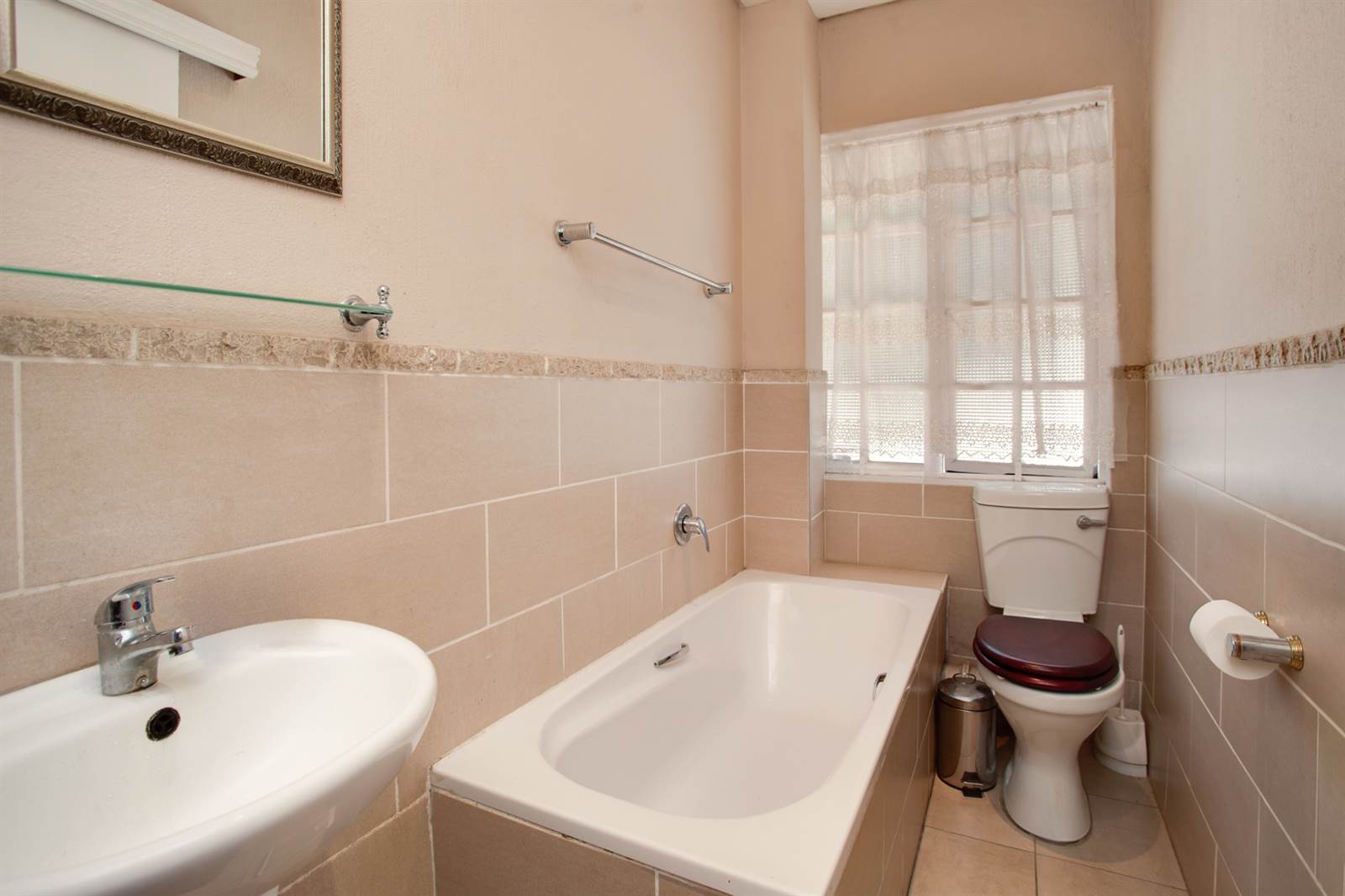 2 Bed Apartment in Bryanston photo number 9