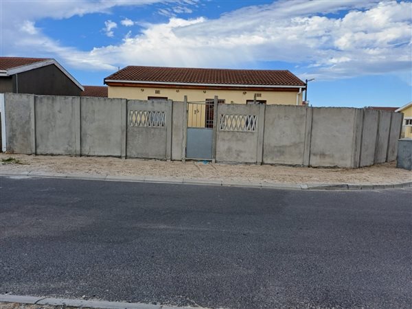 2 Bed House in Mitchells Plain Central