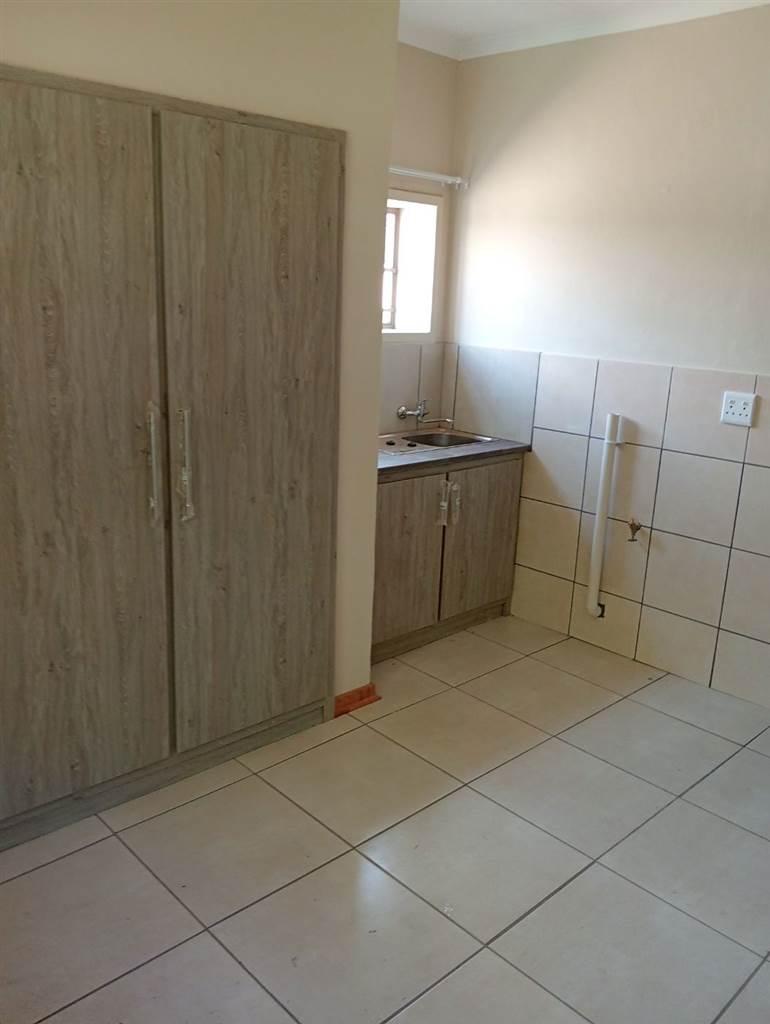 3 Bed House in Postmasburg photo number 13