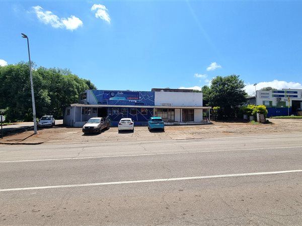 742  m² Commercial space