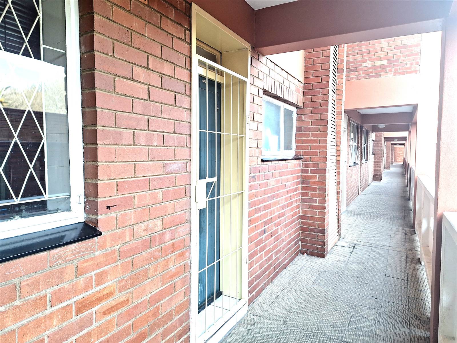 3 Bed Apartment in Jeppestown photo number 3