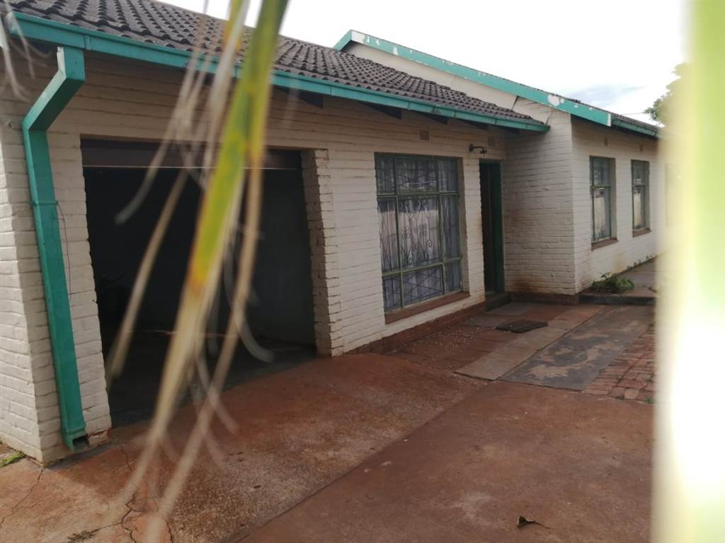 4 Bed House in Lebowakgomo photo number 10