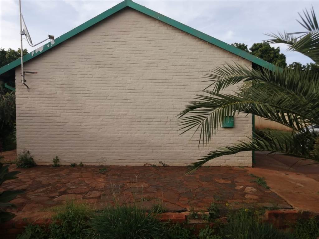4 Bed House in Lebowakgomo photo number 11