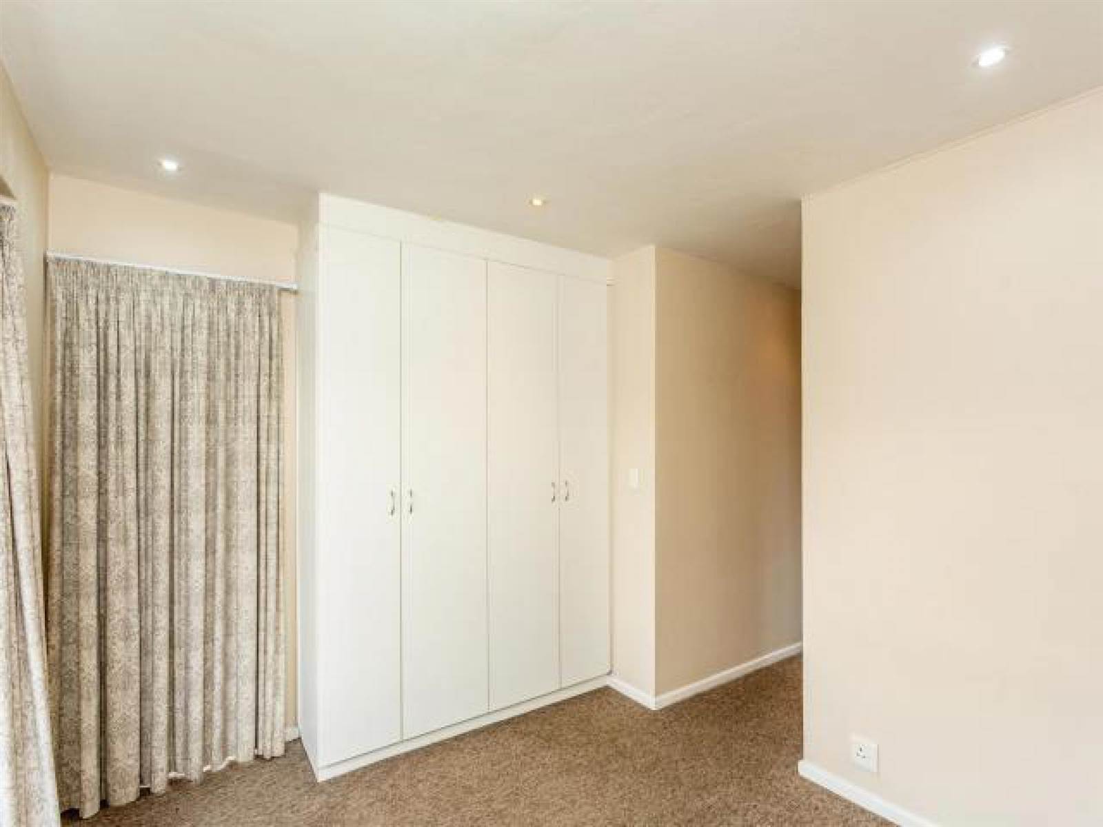 3 Bed Townhouse in Beacon Bay photo number 16