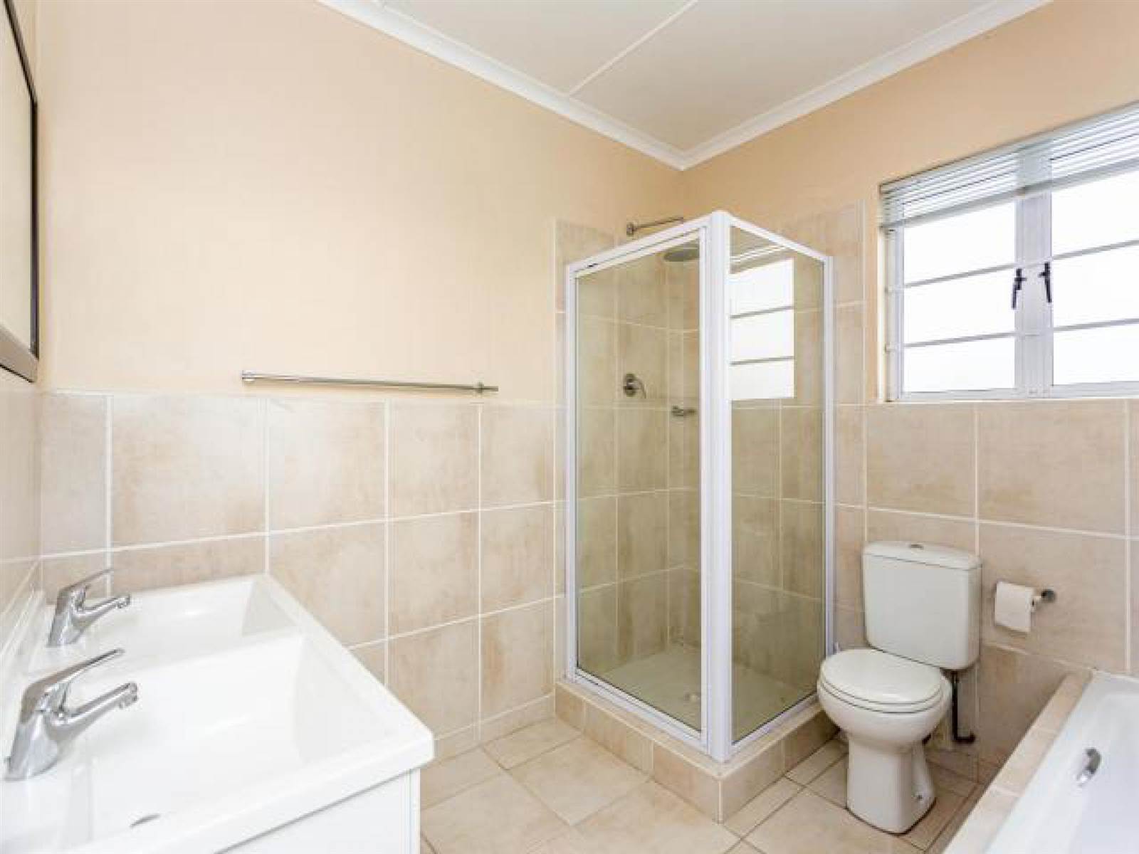 3 Bed Townhouse in Beacon Bay photo number 8