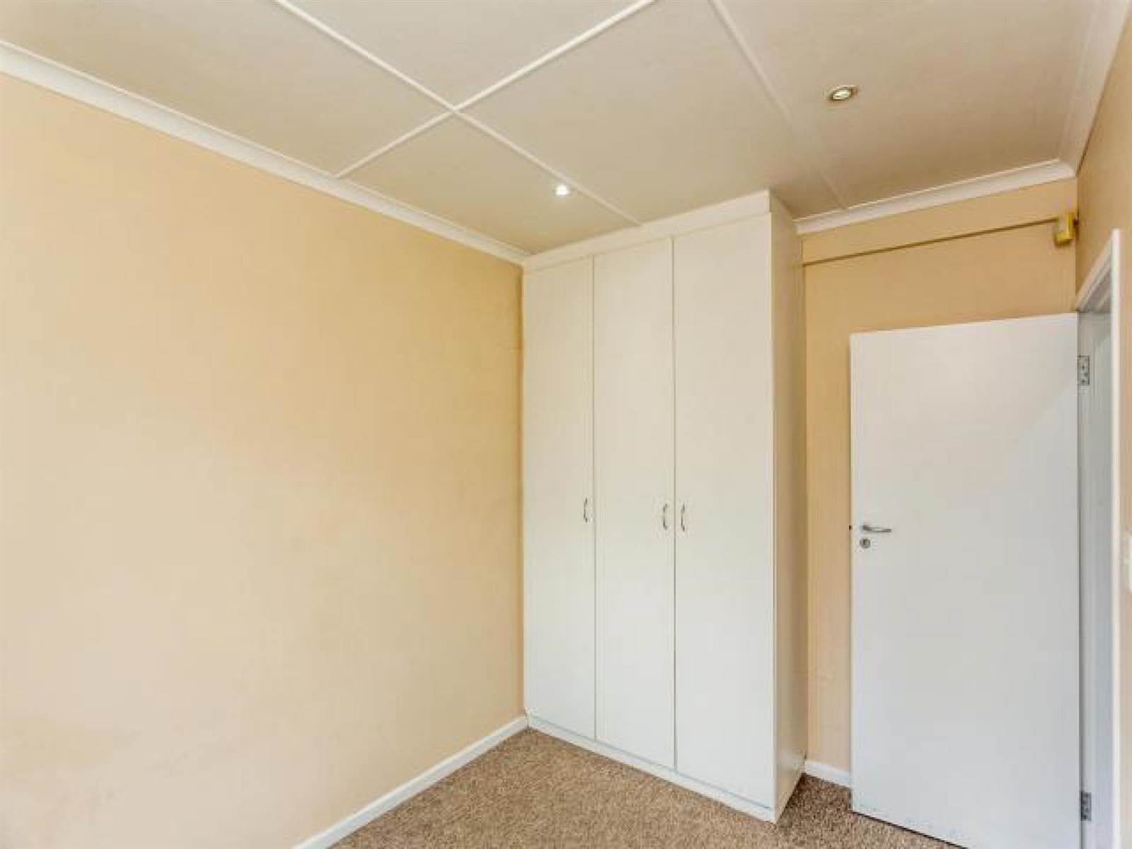 3 Bed Townhouse in Beacon Bay photo number 12