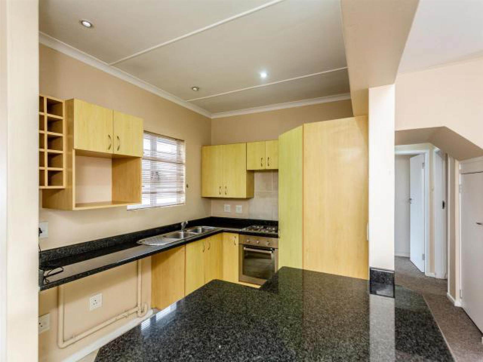 3 Bed Townhouse in Beacon Bay photo number 4
