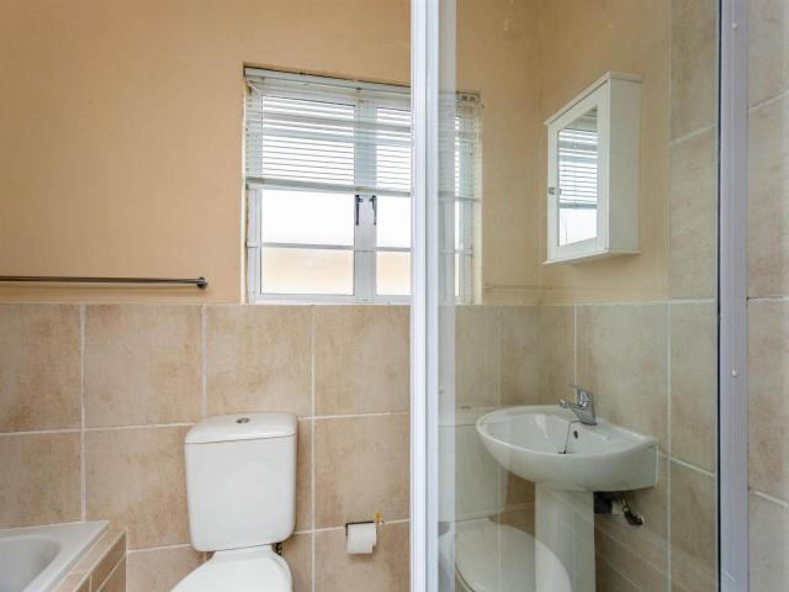 3 Bed Townhouse in Beacon Bay photo number 14