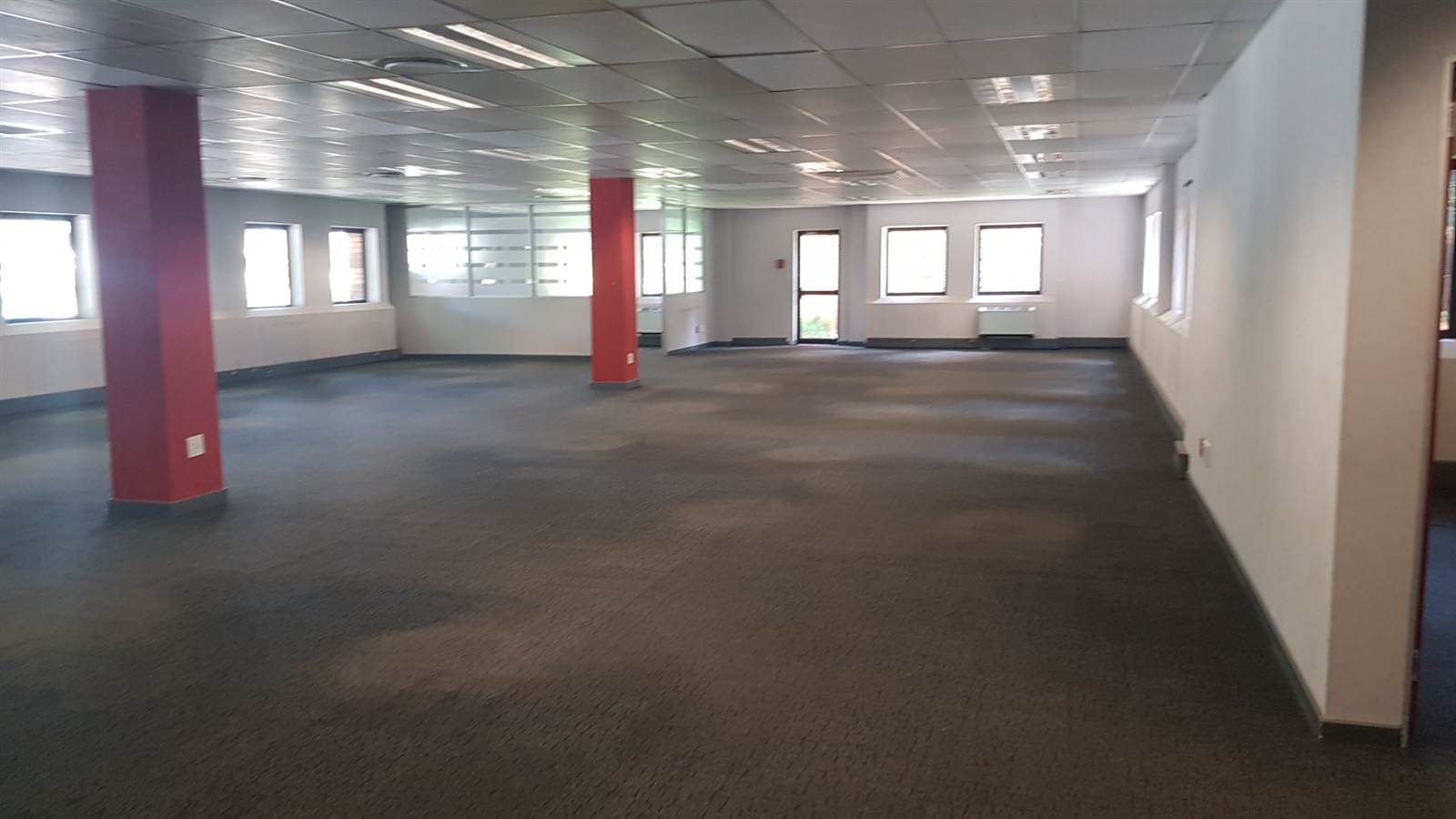 708  m² Office Space in Bedfordview photo number 3