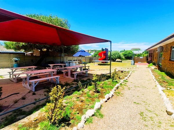 945  m² Commercial space in Middedorp