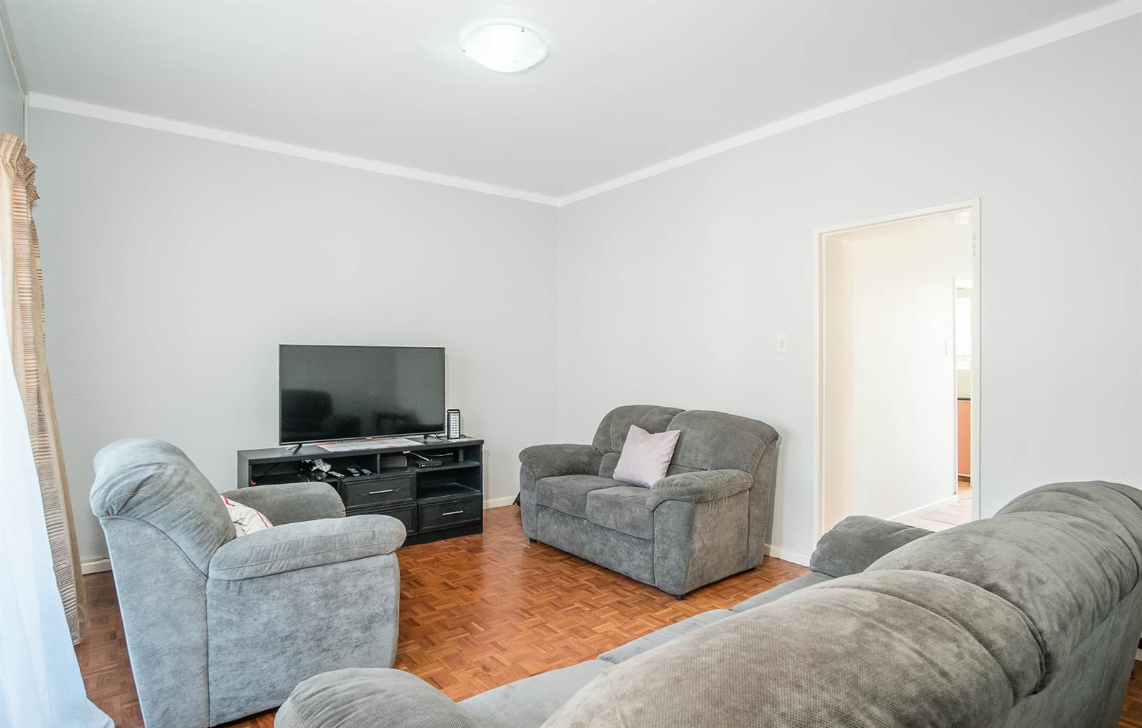 2 Bed Apartment in Fish Hoek photo number 3