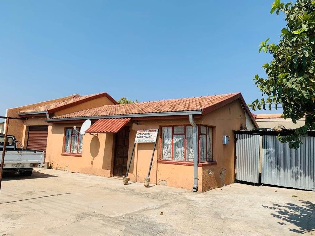 6 Bed House in Seshego photo number 2