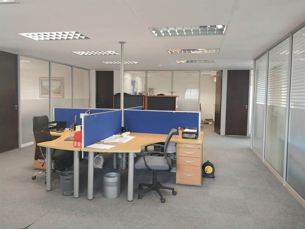 437  m² Office Space in Glen Marais photo number 2