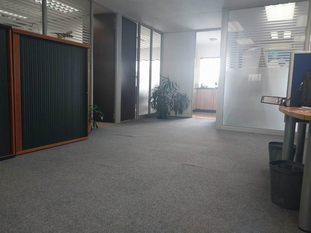 437  m² Office Space in Glen Marais photo number 11