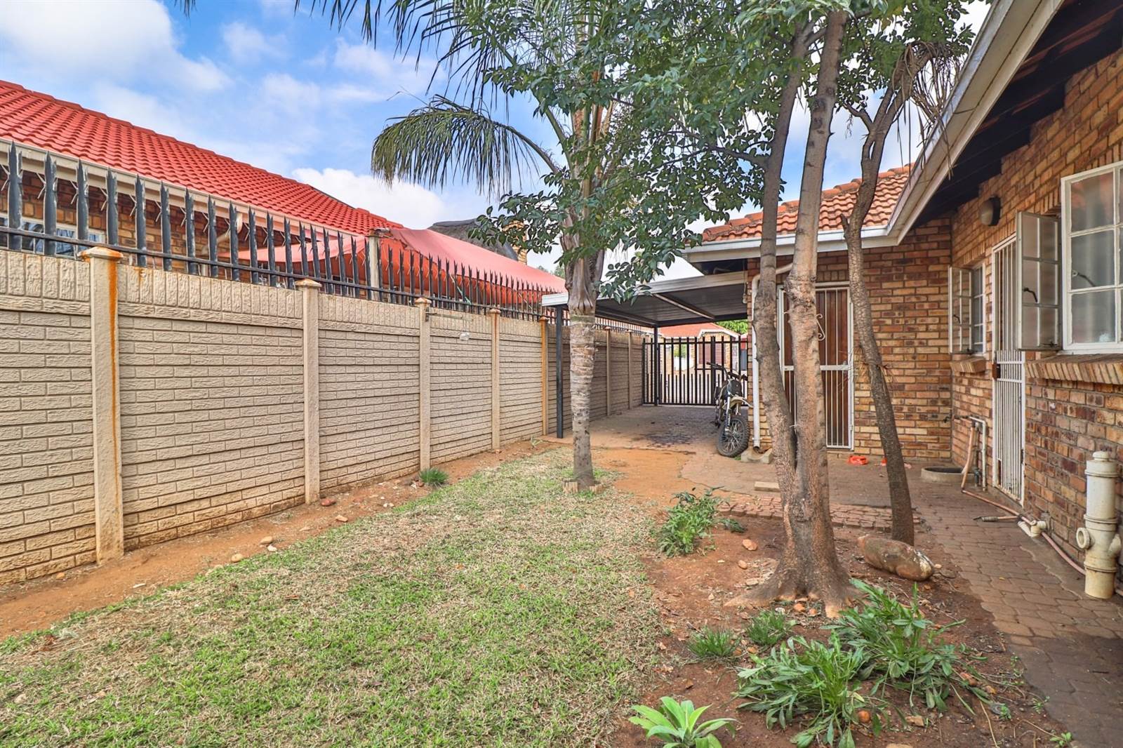3 Bed Townhouse in Protea Park photo number 18