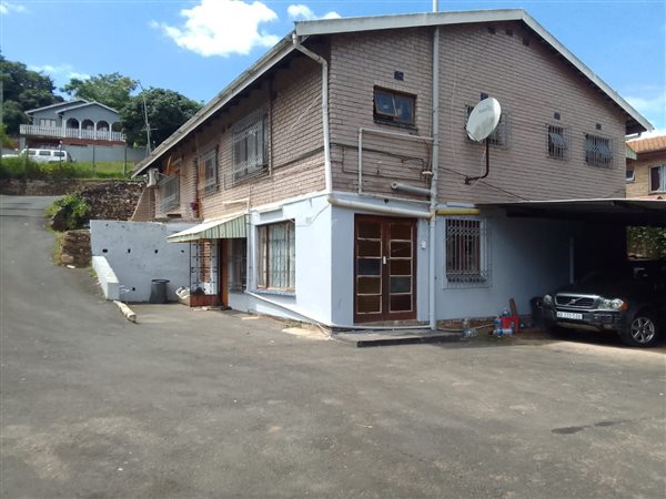 8 Bed House in Nagina