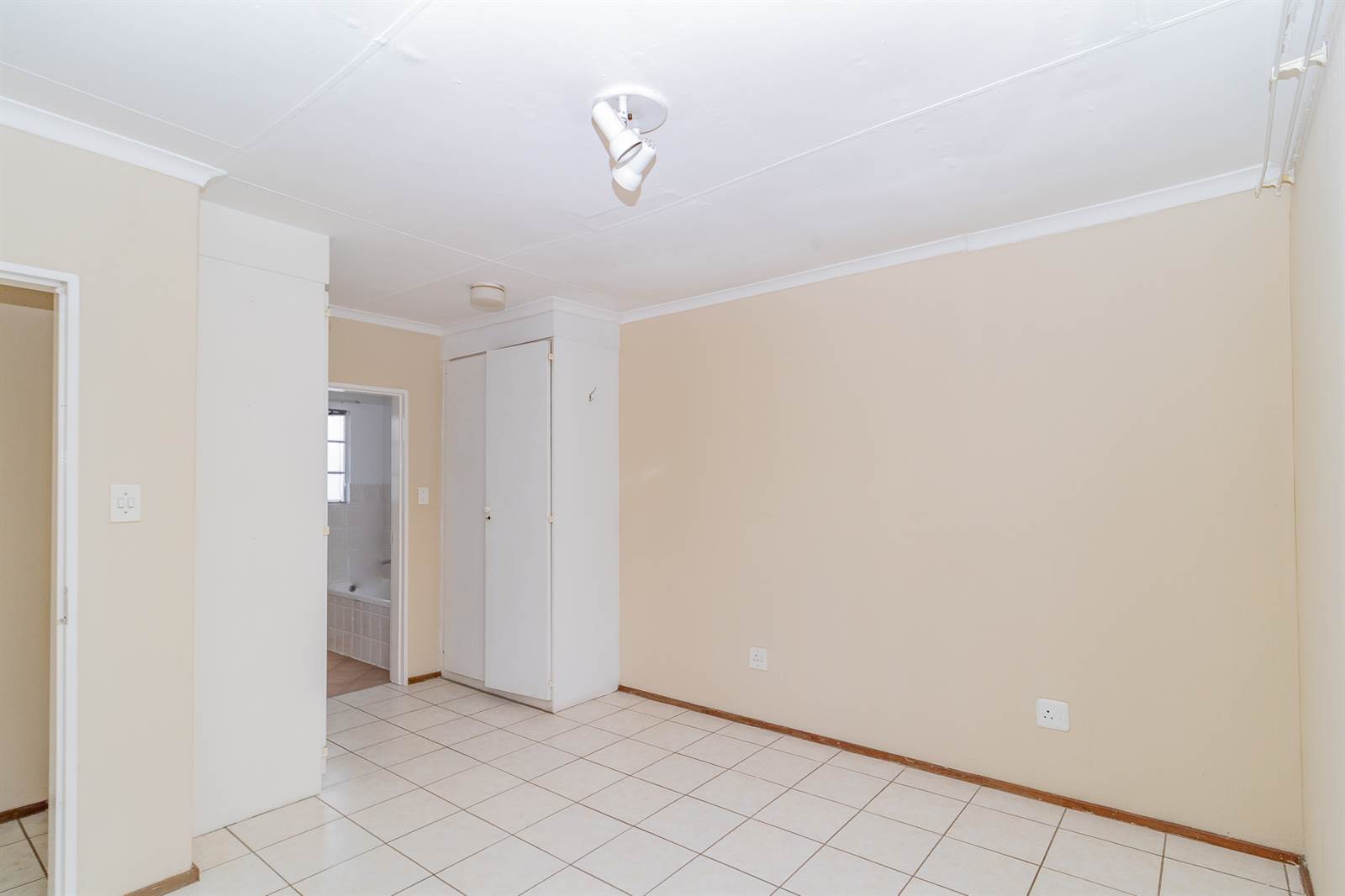 2 Bed Townhouse in Marais Steyn Park photo number 11