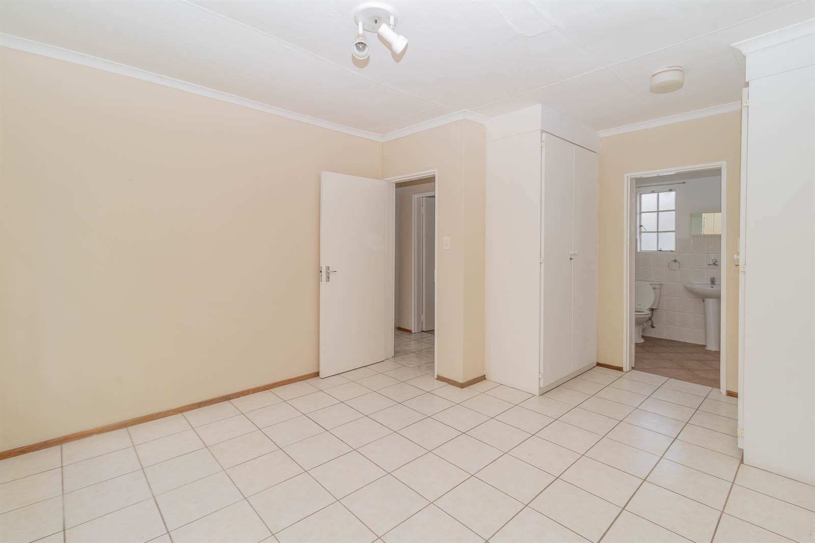2 Bed Townhouse in Marais Steyn Park photo number 12