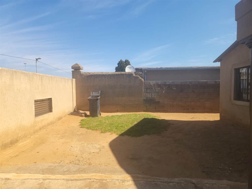 2 Bed House in Thulani photo number 11