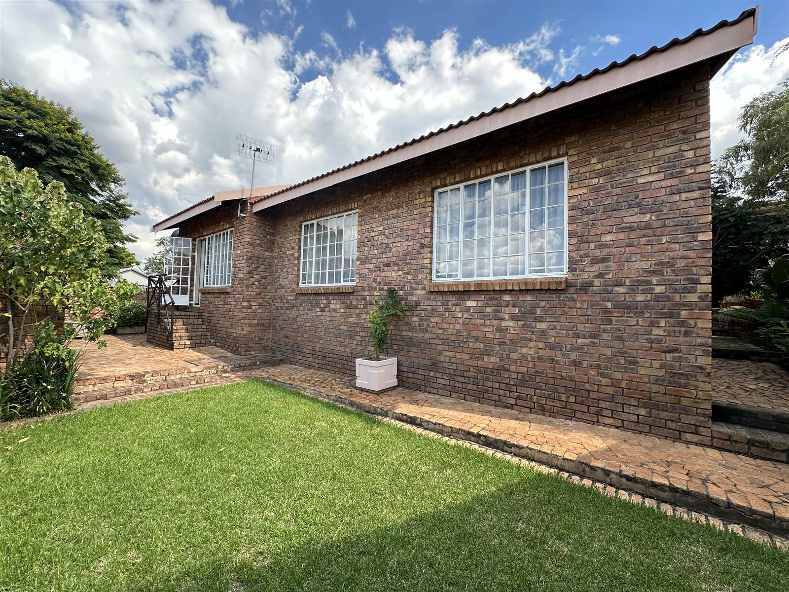 2 Bed Cluster in Garsfontein photo number 1