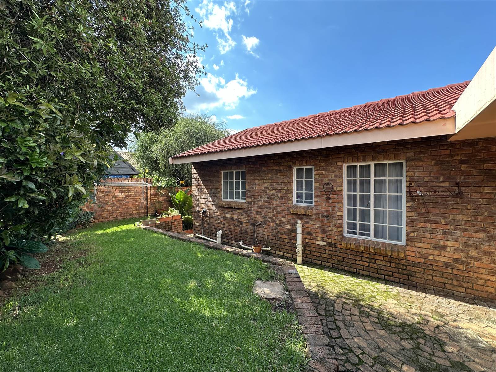 2 Bed Cluster in Garsfontein photo number 17