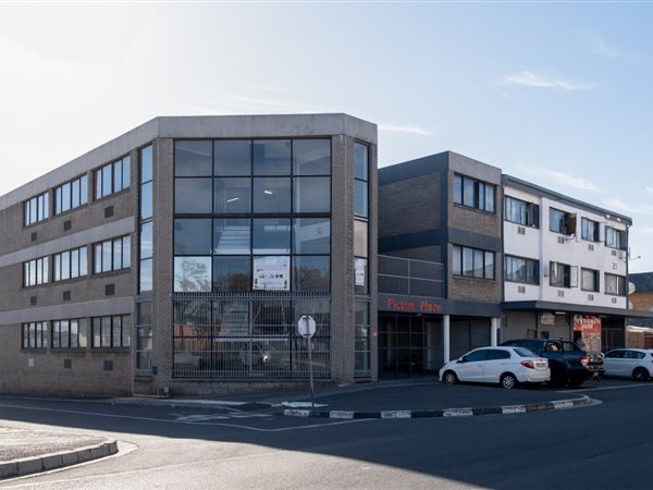 160  m² Commercial space in Parow Central