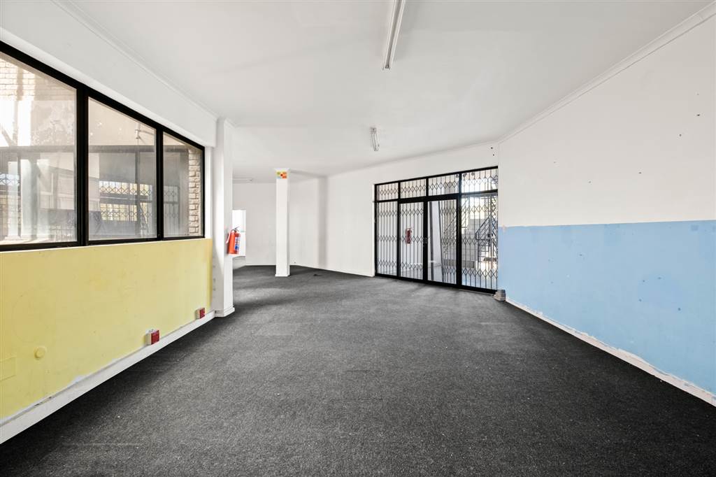 160  m² Commercial space in Parow Central photo number 8