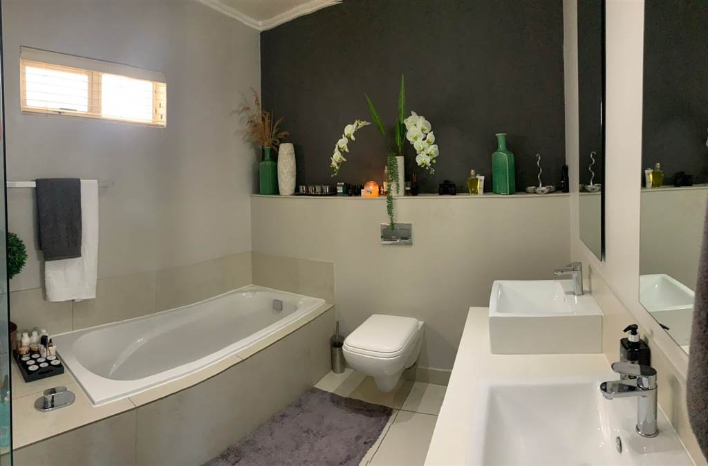 2 Bed Apartment in Sandton City photo number 9
