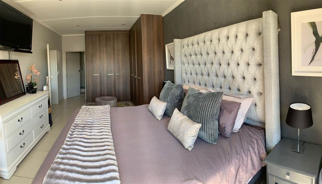 2 Bed Apartment in Sandton City photo number 10