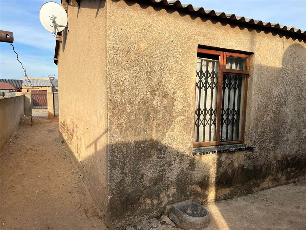 2 Bed House in Tembisa photo number 2