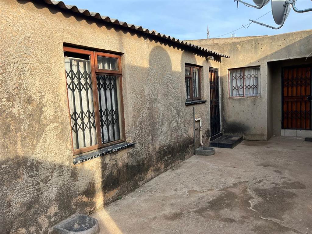 2 Bed House in Tembisa photo number 3