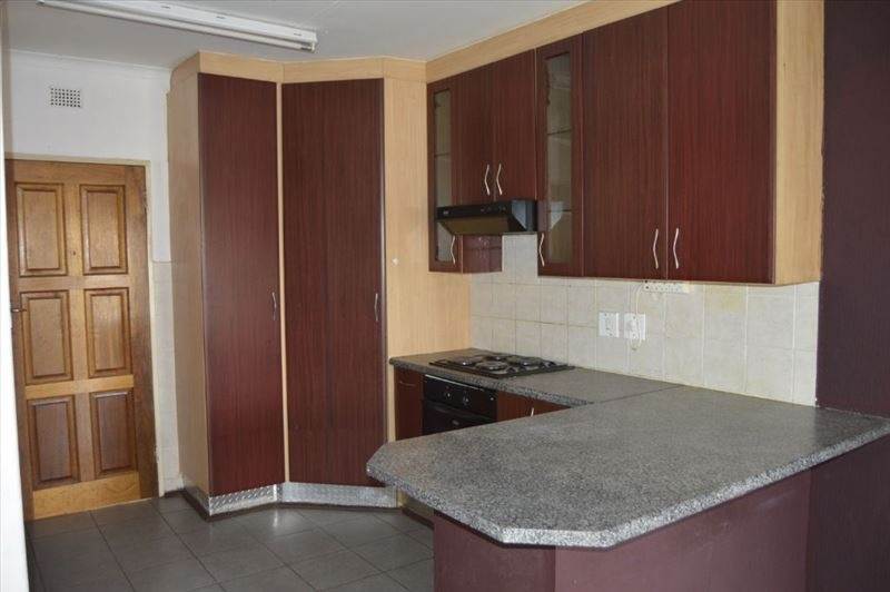 2 Bed Townhouse in Glen Marais photo number 9
