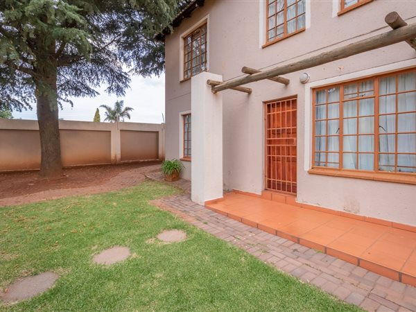 2 Bed Apartment in Roodepoort West