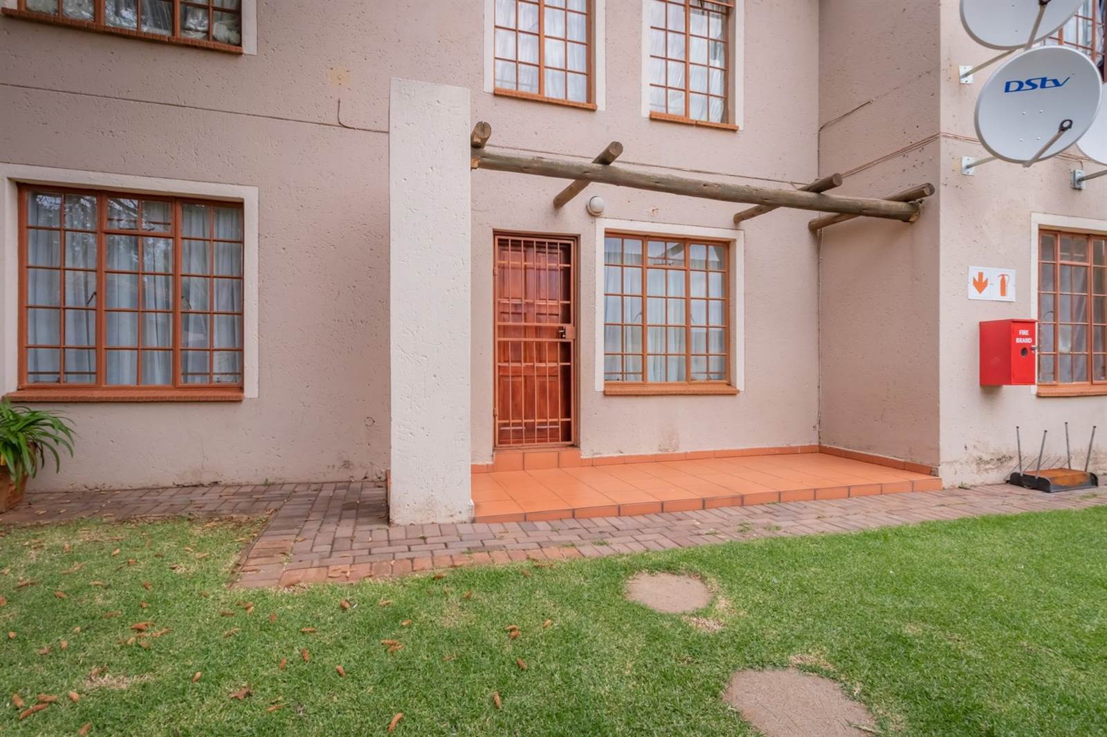 2 Bed Apartment in Roodepoort West photo number 2