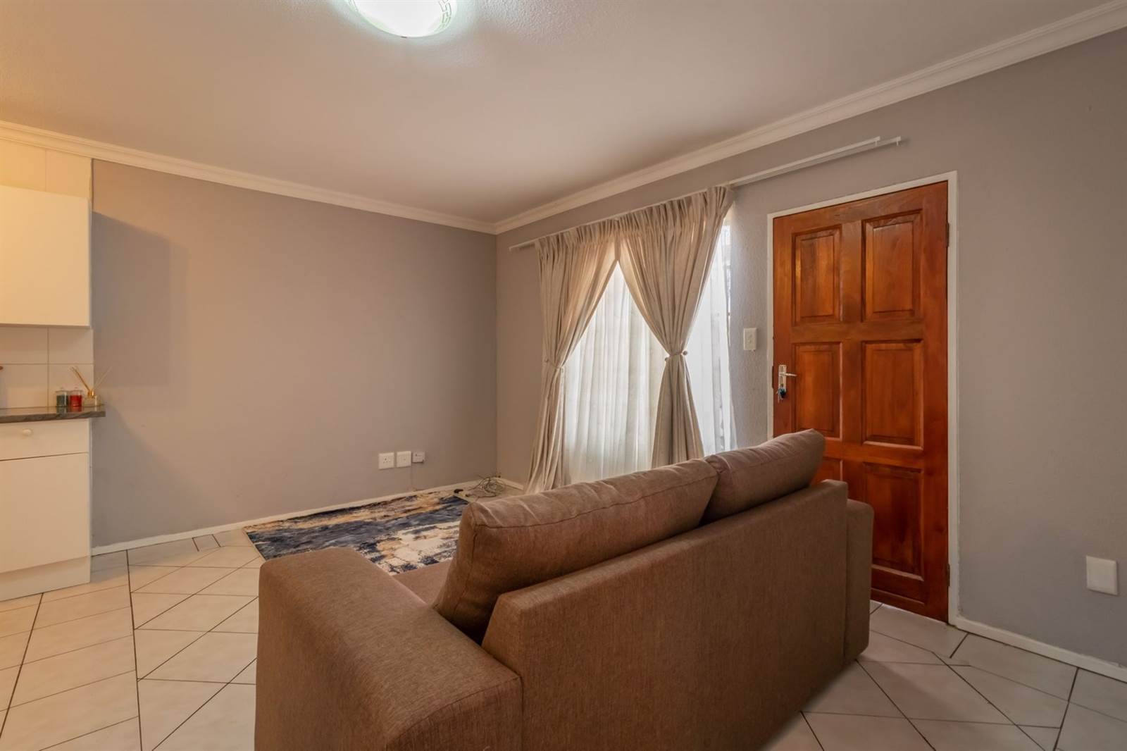 2 Bed Apartment in Roodepoort West photo number 9