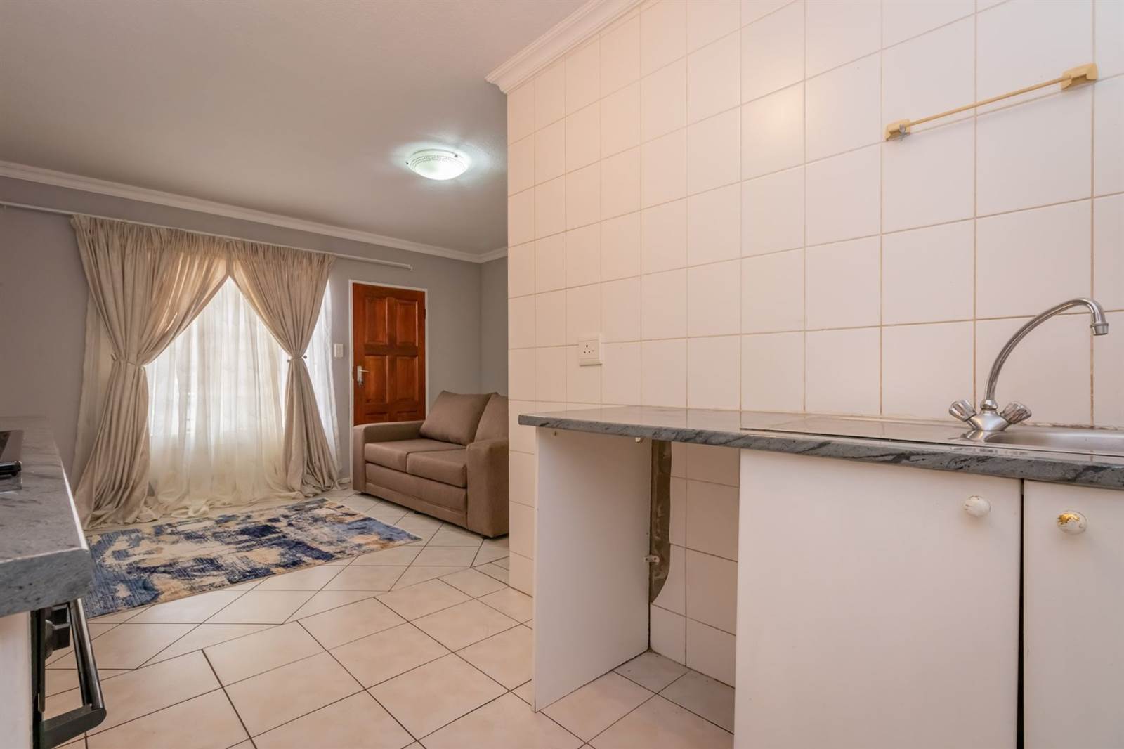 2 Bed Apartment in Roodepoort West photo number 12